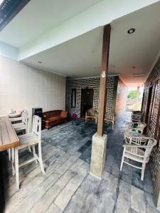 Posezení v ubytování Dicky Guest House Batu Bolong