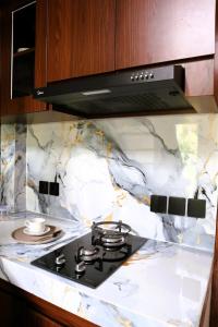 encimera de cocina con fogones en Happy Spiritus Apartment, en Tabanan 11 fotos más