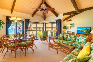 KBM Resorts FREE CAR Napili Point Ocean view 2-Bedroom Condo Includes Beach Gear Kids Amenities NAP-C37的休息区