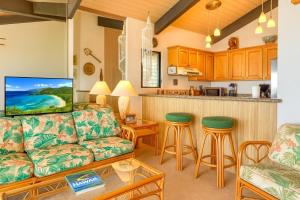 KBM Resorts FREE CAR Napili Point Ocean view 2-Bedroom Condo Includes Beach Gear Kids Amenities NAP-C37的厨房或小厨房