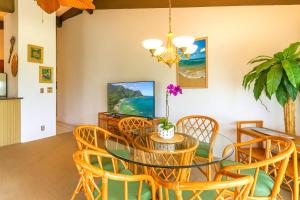 卡普鲁亚KBM Resorts FREE CAR Napili Point Ocean view 2-Bedroom Condo Includes Beach Gear Kids Amenities NAP-C37的有桌子和椅子的餐厅