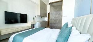 Letto o letti in una camera di 深圳华尔曼欢朋酒店公寓 罗湖水贝珠 宝城店