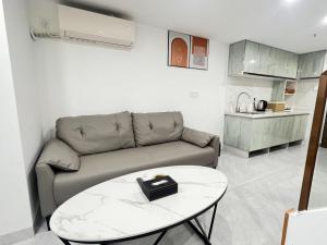 Cucina o angolo cottura di 深圳华尔曼欢朋酒店公寓 罗湖水贝珠 宝城店