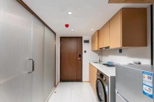 Cucina o angolo cottura di 深圳华尔曼欢朋酒店公寓 罗湖水贝珠 宝城店