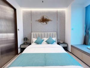 Letto o letti in una camera di 深圳华尔曼欢朋酒店公寓 罗湖水贝珠 宝城店
