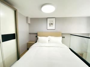 Letto o letti in una camera di 深圳华尔曼欢朋酒店公寓 罗湖水贝珠 宝城店