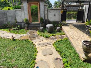 テガラランにあるPadmasari houseの石道付庭園