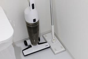 ein weißer Mixer auf einem Tresen neben einer Wand in der Unterkunft AMP FLAT Daimyo 702 in Susakiuramachi