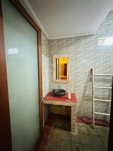 Postel nebo postele na pokoji v ubytování Dicky Guest House Batu Bolong