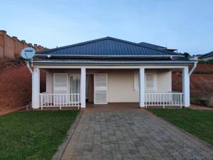 にあるMaison d'hôte Kaz Ain'tsoaの黒屋根白屋根