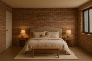 ein Schlafzimmer mit einem großen Bett mit Ziegelwand in der Unterkunft La Folie Giverny - Villa Premium - 3 Suites VIP - 8 Pièces 150M2- Centre Village - Maison privatisée -Jardin paysagé - Parking- in Giverny + 5 Fotos