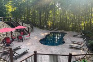 Πισίνα στο ή κοντά στο Misty Mountain by AvantStay Hot Tub Mountain Views Theater Pool Table