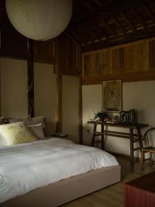 Postel nebo postele na pokoji v ubytování Yunzhu Healing Boutique B&B