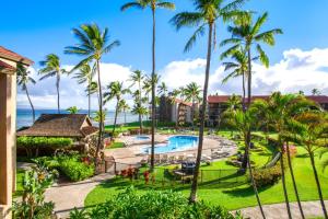 une vue aérienne d'un complexe avec piscine et palmiers dans l'établissement Papakea by KBM Resorts, à Kaanapali