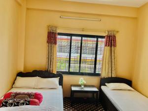 Llit o llits en una habitació de Prashamsa Dhaulagiri Hotel