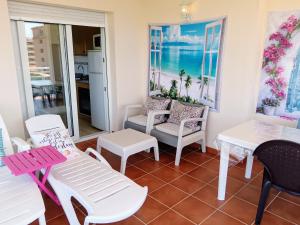 Ein Sitzbereich in der Unterkunft Ada Neptuno Apartamento, Aire acondicionado, WiFi, Piscinas, Parking