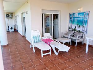Ein Sitzbereich in der Unterkunft Ada Neptuno Apartamento, Aire acondicionado, WiFi, Piscinas, Parking