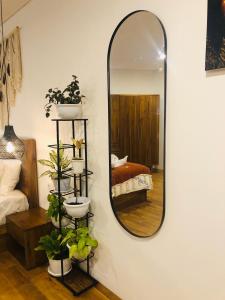 Un espejo en una pared en una habitación con plantas. en Villa Shiva - Lotus, en Uluwatu 9 fotos más
