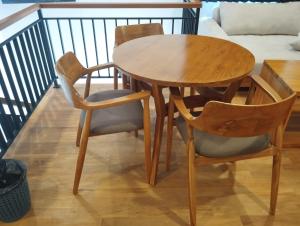 una mesa de madera, 2 sillas y una mesa en Villa Shiva - Lotus, en Uluwatu