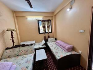 Llit o llits en una habitació de Prashamsa Dhaulagiri Hotel