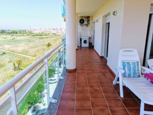 Ein Balkon oder eine Terrasse in der Unterkunft Ada Neptuno Apartamento, Aire acondicionado, WiFi, Piscinas, Parking