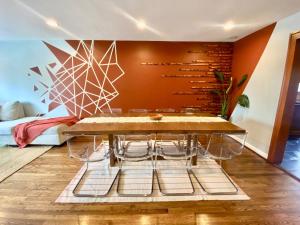מיטה או מיטות בחדר ב-Easy PATH&Bus access- NYC| designer home + Deck.