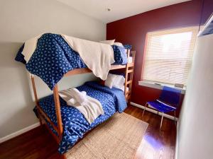 מיטה או מיטות בחדר ב-Easy PATH&Bus access- NYC| designer home + Deck.