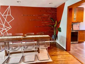 מטבח או מטבחון ב-Easy PATH&Bus access- NYC| designer home + Deck.