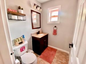 חדר רחצה ב-Easy PATH&Bus access- NYC| designer home + Deck.