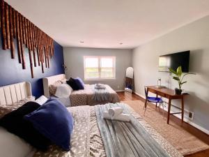 טלויזיה ו/או מרכז בידור ב-Easy PATH&Bus access- NYC| designer home + Deck.