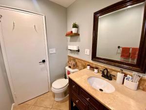 חדר רחצה ב-Easy PATH&Bus access- NYC| designer home + Deck.
