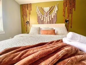 מיטה או מיטות בחדר ב-Easy PATH&Bus access- NYC| designer home + Deck.