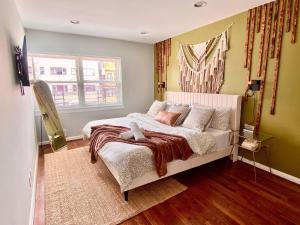 מיטה או מיטות בחדר ב-Easy PATH&Bus access- NYC| designer home + Deck.