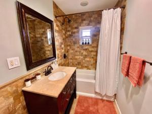 חדר רחצה ב-Easy PATH&Bus access- NYC| designer home + Deck. +37 תמונות
