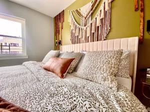 מיטה או מיטות בחדר ב-Easy PATH&Bus access- NYC| designer home + Deck.