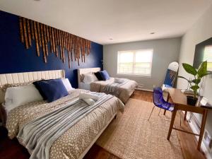 מיטה או מיטות בחדר ב-Easy PATH&Bus access- NYC| designer home + Deck.