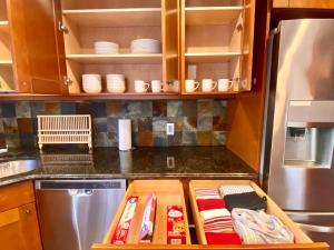 מטבח או מטבחון ב-Easy PATH&Bus access- NYC| designer home + Deck.