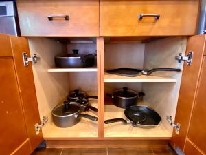 מטבח או מטבחון ב-Easy PATH&Bus access- NYC| designer home + Deck.