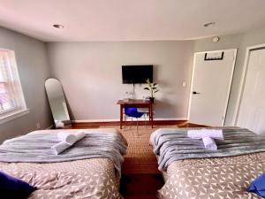 מיטה או מיטות בחדר ב-Easy PATH&Bus access- NYC| designer home + Deck.