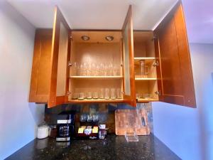 מטבח או מטבחון ב-Easy PATH&Bus access- NYC| designer home + Deck.