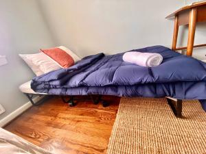 מיטה או מיטות בחדר ב-Easy PATH&Bus access- NYC| designer home + Deck.