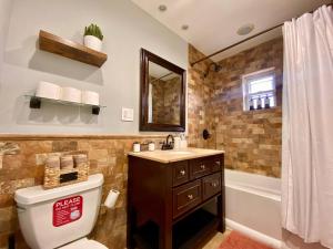 חדר רחצה ב-Easy PATH&Bus access- NYC| designer home + Deck.