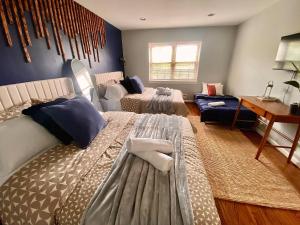 מיטה או מיטות בחדר ב-Easy PATH&Bus access- NYC| designer home + Deck.