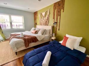 מיטה או מיטות בחדר ב-Easy PATH&Bus access- NYC| designer home + Deck.