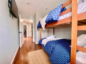 מיטה או מיטות בחדר ב-Easy PATH&Bus access- NYC| designer home + Deck.