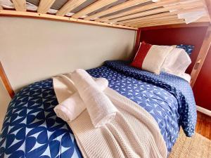 מיטה או מיטות בחדר ב-Easy PATH&Bus access- NYC| designer home + Deck.