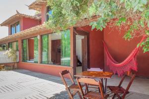 una mesa y sillas en el patio de una casa en Casa Bardot, en Búzios