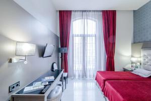 a hotel room with a bed and a television at Hotel Ciutadella Barcelona in Barcelona