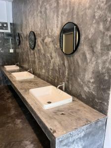 Ένα μπάνιο στο chill&dive hostel