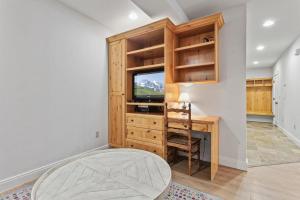 Postel nebo postele na pokoji v ubytování Trail's End Lodge At Deer Valley Resort - Two Bedroom Residence With Den And Spa #103